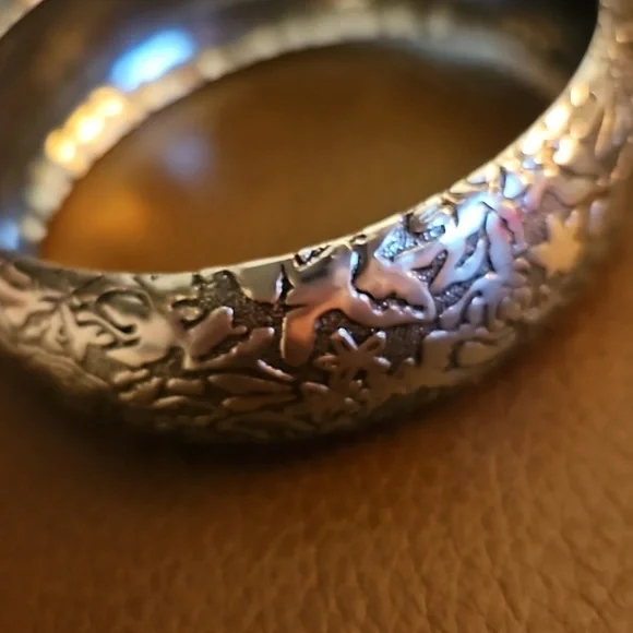 Vintage Silvertone Rose Embossed Chunky Metal Bangle Bracelet - Picture 4 of 7